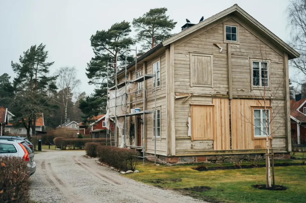 byta panel p huset tecken p att fasaden beh ver renoveras och smarta val f r ett h llbart resultat